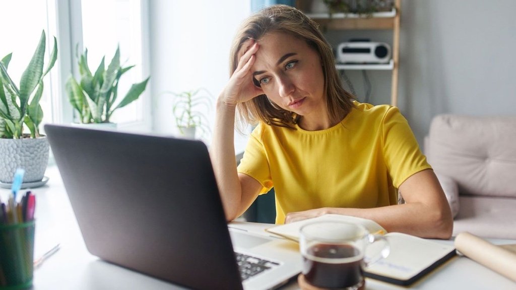 Explora el futuro híbrido y las oportunidades perdidas del trabajo en pandemia Salud mental y bienestar en la era de trabajo pospandemia