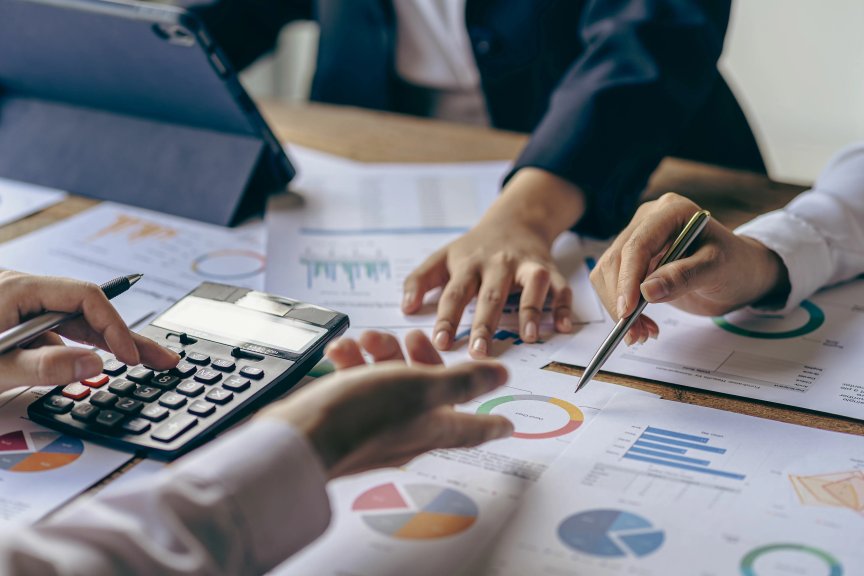 Emprendedor revisando un detallado plan de presupuesto en un espacio de trabajo moderno Ilustración de estrategia de flujo de caja y eficaz gestión de presupuesto para un nuevo negocio