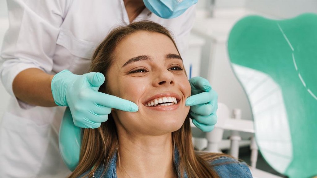 Persona sonriendo experimentando confianza con cuidado dental natural