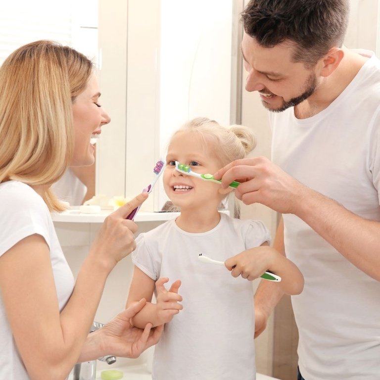 Asegurando Salud Natural para su Familia Una madre cariñosa sonriendo con sus hijos, mostrando salud natural